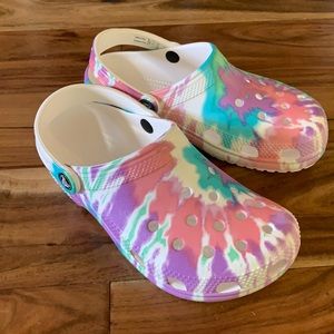Crocs Tie-Dye Graphic Clogs W7/M5